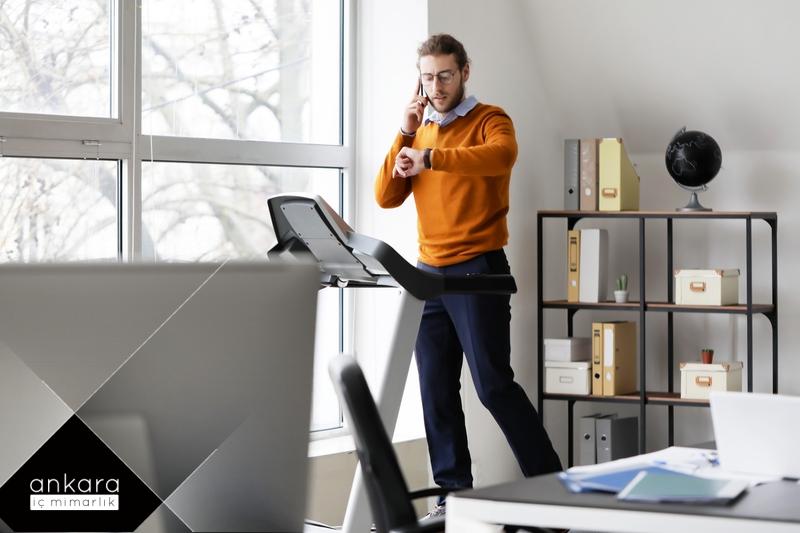 . Son model modern büro tasarımları arasında popüler olan spor aletleri.