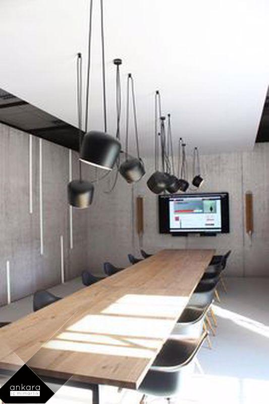 Toplantı odası örneği dendiğinde elbette görsellerde ilk baktığımız mobilya toplantı masası. Minimalist stilde toplantı masası seçiminiz lineer çizgilere sahip ve işlevsel olmalı.