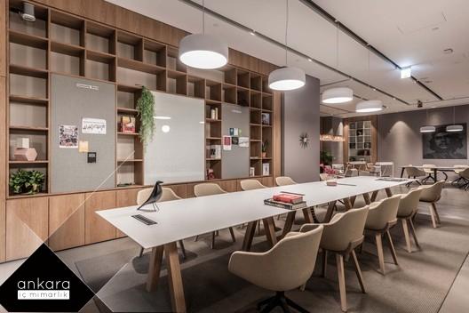 2022 Yılının Minimalist Ofis Tasarım Örnekleri nelerdir? Ofislerde renk seçimi nasıl olacak? Ofis tasarımları konusunda her şey içeriğimizde.