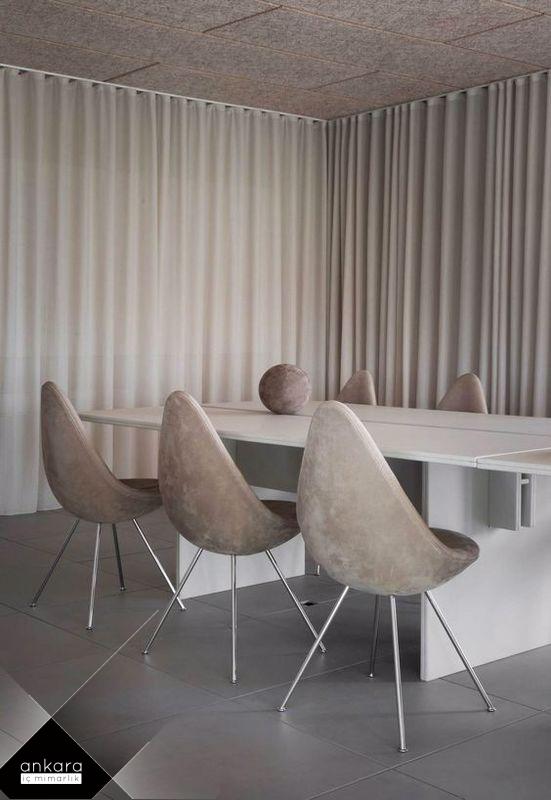 Sade ofis tasarımları için ihtiyaç duymadığınız gereksiz ne varsa hayatınızdan çıkararak işe başlayabilirsiniz. Böylece minimal çizgiyi yakalamak için ilk adımı atabilirsiniz.
